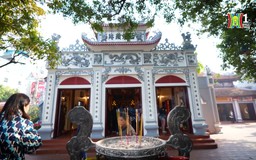 Phủ Tây Hồ đẹp rạng ngời sắc xuân