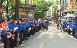 Nét đẹp áo xanh tình nguyện 'tiếp sức mùa thi'