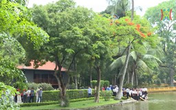 Thăm nhà sàn Bác Hồ
