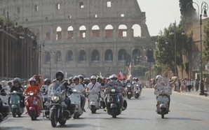 Hàng nghìn xe Vespa diễu hành kỷ niệm 80 năm tại Rome