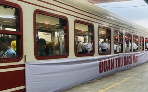 Đoàn tàu Bạch Mai duy trì hơn 500 khách mỗi chuyến