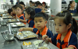 Cần chuẩn hoá bữa ăn học đường