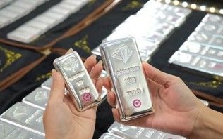 Giá bạc sụt giảm mạnh