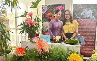 Thổi hồn hiện đại vào nét hoa chẻ cánh cổ truyền