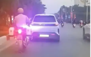Mở đường đưa người đàn ông đột quỵ đi cấp cứu