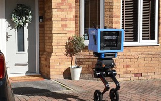 Anh thử nghiệm giao hàng bằng robot hai chân