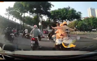 Cảnh sát giao thông Hà Nội hỗ trợ đưa người bệnh đi cấp cứu