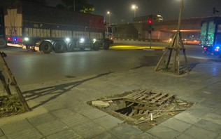 Ẩn họa từ hố ga mất nắp trên đường Lĩnh Nam