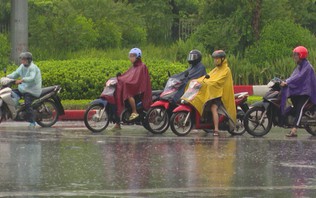 Mưa dông tiếp diễn tại Trung Bộ và Nam Bộ