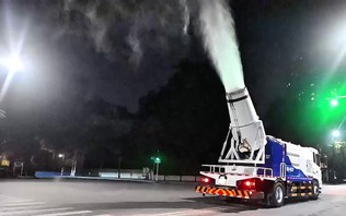 Xe phun sương dập bụi xuất hiện trên đường phố Hà Nội