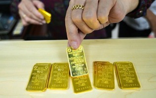 Giá vàng nhẫn bật tăng theo đà thế giới