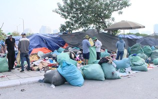 Giải pháp nào cho 'núi quần áo' tại đường Phạm Hùng - Lê Đức Thọ?