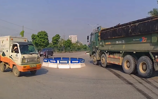 Xe ben lao nhanh qua vòng xuyến, phanh gấp tránh ô tô