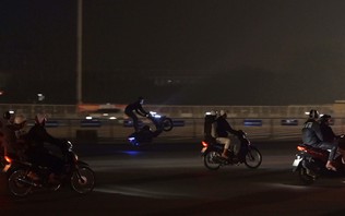 Quái xế náo loạn đường phố trong đêm