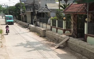 Nâng cấp đê, rãnh thoát nước bịt lối vào nhà dân