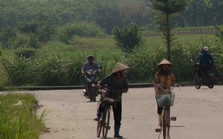 Nghĩa tình đôi bờ qua con dốc ngầm tràn