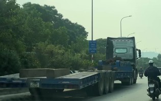 Xe chở vật liệu không chằng buộc, nguy hiểm rình rập