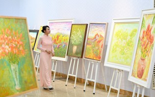 Mười hai mùa hoa, một tình yêu Hà Nội
