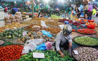 Hà Nội kiểm soát thực phẩm tại chợ đầu mối