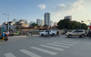 Phân luồng, điều tiết giao thông tại nút giao Vũ Phạm Hàm – Trung Kính