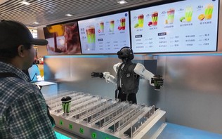 Bắc Kinh khai trương nhà hàng tự động hóa vận hành bằng robot