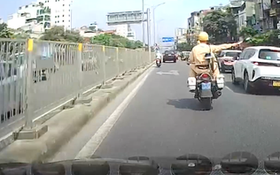 CSGT mở đường đưa nạn nhân tai nạn đi cấp cứu