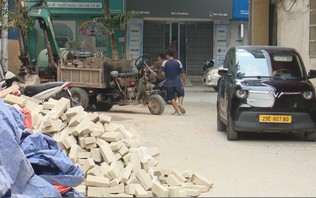 Vật liệu xây dựng chiếm dụng không gian phố Vọng