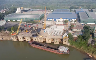 Tập kết dầm, vòm vô cực cầu Trần Hưng Đạo tại cảng Khuyến Lương