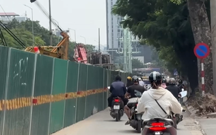Hà Nội xử lý rào chắn tại các điểm thi công gây ùn tắc