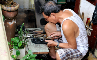 Trải nghiệm tự tay làm dép lốp ở Hà Nội