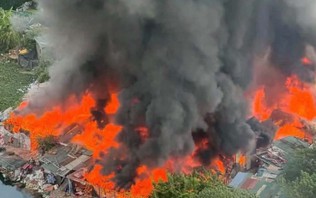 Cháy rác lan vào lán tạm tại Phùng Khoang