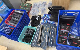 Phát hiện kho hàng chứa hơn 600 công cụ hỗ trợ