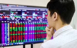 VN-Index lao dốc dưới sức ép từ nhóm cổ phiếu lớn