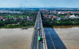 Hà Nội rào chắn một nửa mặt cầu Thăng Long để sửa chữa