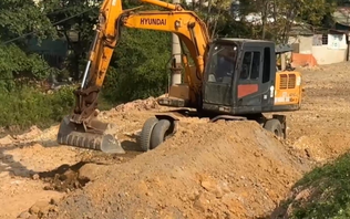 Tiến độ mở rộng mặt đê tả sông Hồng trên địa bàn xã Vĩnh Thanh