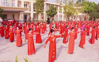 200 hội viên Hội Phụ nữ xã Ứng Hòa tham gia đồng diễn nhân ngày 20/10