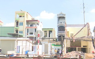 Hàng trăm hộ dân tự giải tỏa vi phạm dọc Quốc lộ 1A