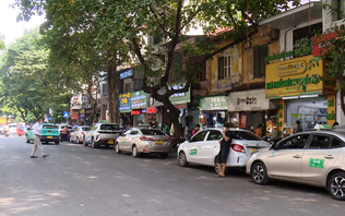 Xe công nghệ dừng đỗ lộn xộn trên phố Phủ Doãn