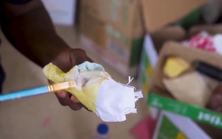 Nghệ nhân Nigeria biến rác thải thành tác phẩm chân dung nghệ thuật