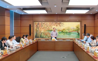 Cần treo biển "Không bán thuốc lá cho người chưa đủ 18 tuổi"
