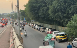 Ô tô đỗ tràn lan tại chân cầu vượt Nguyễn Trác