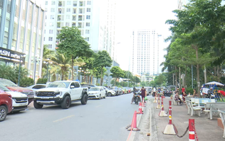 Ô tô đỗ tràn lan dưới chân các toà nhà