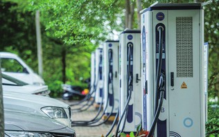 Kinh nghiệm quốc tế trong quy hoạch bãi đỗ và trạm sạc xe điện