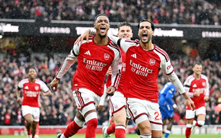 Arsenal áp sát đỉnh bảng Ngoại hạng Anh