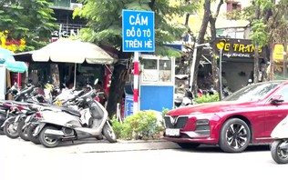 Phố Hồ Đắc Di – Biển cấm còn đó, xe vẫn ngang nhiên đỗ