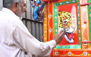 Nghệ thuật vẽ xe tải tại Pakistan trước nguy cơ mai một