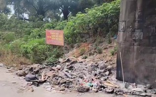 Hầm chui Đại Lộ Thăng Long ngập rác thải