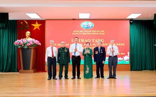364 đảng viên phường Đông Ngạc được trao tặng Huy hiệu Đảng