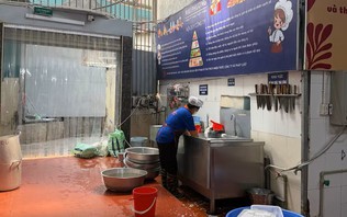 Công an xác minh kho hàng nghi chứa thực phẩm trường học