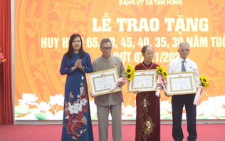 Đảng viên Đảng bộ xã Tam Hưng nhận Huy hiệu Đảng